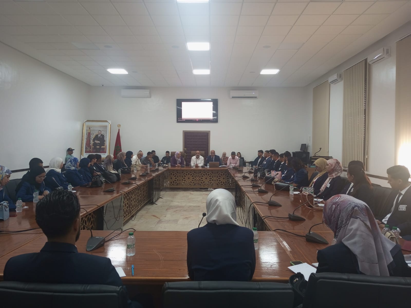 بطلب من السيدة مديرة معهد تكوين التقنيين والتقنيين المتخصصين بمكناس، وفي إطار التكوين التطبيقي والتدريب العملي الذي يحظون به، استقبل رئيس مجلس جماعة ويسلان السيد ادريس عامر، يوم الثلاثاء 02 يوليوز 2024 على الساعة العاشرة صباحا بقاعة الاجتماعات الرسمية بمقر جماعة ويسلان، مجموعة من متدربي ومؤطري معهد تكوين التقنيين والتقنيين المتخصصين بمكناس، الذين حضروا الى مقر الجماعة.  في البداية، طلب السيد الرئيس من الجميع الوقوف لتلاوة الفاتحة على روح صاحبة السمو الملكي الأميرة للا لطيفة والدة صاحب الجلالة الملك محمد السادس، نصره الله وأيده وأطال عمره، وأصحاب السمو الملكي الأمراء والأميرات، راجيا الله العلي القدير أن يشمل الفقيدة الكريمة بواسع رحمته وكريم غفرانه ويسكنها فسيح جناته. بعد الترحيب بالحضور، أكد السيد الرئيس على أهمية هذه اللقاءات التي ستمكن الطلبة المتدربين من ربط المعارف النظرية والتطبيقية المكتسبة بالسير الفعلي لعمل الجماعة وللتدبير الترابي المحلي. بعدها استهل مدير المصالح بالجماعة، السيد عبد الغني طلحاوي عرضه الذي تمحور حول نقاط ثلاث، بالتحدث عن مستجدات القانون التنظيمي للجماعات، ليتطرق بعدها الى: 1-	دورات المجلس الجماعي وجلساته ومداولاته 2-	برنامج تحسين أداء الجماعات  3-	البوابة الالكترونية لجماعة ويسلان    ليتم فسح المجال بعد الفراغ من كل محور لاستفسارات وأسئلة متدربي المعهد، اللذين حصلوا على المعلومات والإجابات الشافية والمستفيضة على كافة استفساراتهم.    من جهتها، شكرت السيدة مديرة المعهد السيد الرئيس على تلبية طلبها، وعبرت عن امتنانها وتثمينها لهذه الزيارة التي ستمكن منتسبي المعهد من الاستفادة من تجربة جماعة ويسلان التي أصبحت تعتبر من الجماعات المهمة والرائدة على صعيد المملكة.  هذا وقد واكب هذا اللقاء السيد نبيل الرماش، النائب الثاني للسيد رئيس المجلس وبعض الأطر والموظفين بالجماعة.