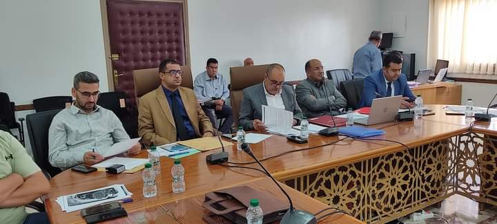 طبقا لمقتضيات القانون التنظيمي رقم 113.14 المتعلق بالجماعات، ترأس السيد ادريس عامر رئيس مجلس جماعة ويسلان، أشغال الدورة العادية لشهر أكتوبر 2024 المنعقدة بتاريخ 07 أكتوبر 2024 على الساعة العاشرة صباحا بقاعة الجلسات الكبرى بمقر الجماعة. حضر أشغال هذه الدورة كل من السيد باشا مدينة ويسلان، والسادة أعضاء المجلس الجماعي، والسيد مدير المصالح الجماعية وبعض ممثلي المجتمع المدني والمنابر الإعلامية.  وبعد اكتمال النصاب القانوني لانعقاد الدورة، افتتح السيد رئيس المجلس أشغالها بالإشارة الى أن جدول أعمالها يتضمن أربع نقط، حيث تميزت هذه الدورة بإلقاء السيد مدير المصالح الجماعية عرضا حول التقييم السنوي لتنفيذ برنامج عمل جماعة ويسلان 2022-2027 برسم سنة 2023، حيث حظي هذا العرض بنقاش واسع وهادف من طرف السادة أعضاء المجلس.  وقد تمت المصادقة على 3 نقط من النقط المدرجة بجدول الأعمال، فيما تم تأجيل النقطة المتعلقة ب: الدراسة والمصادقة على مشروع لائحة توزيع المنح المالية على الجمعيات والأندية الرياضية والجمعيات الاجتماعية والثقافية بالجماعة برسم سنة 2024 إلى جلسة ثانية سيتم تحديد موعدها لاحقا. وقد مرت أشغال الدورة في ظروف عادية حيث تميزت بالهدوء والنقاش الهادف والمسؤول بين كافة مكونات المجلس الجماعي من أغلبية ومعارضة. 